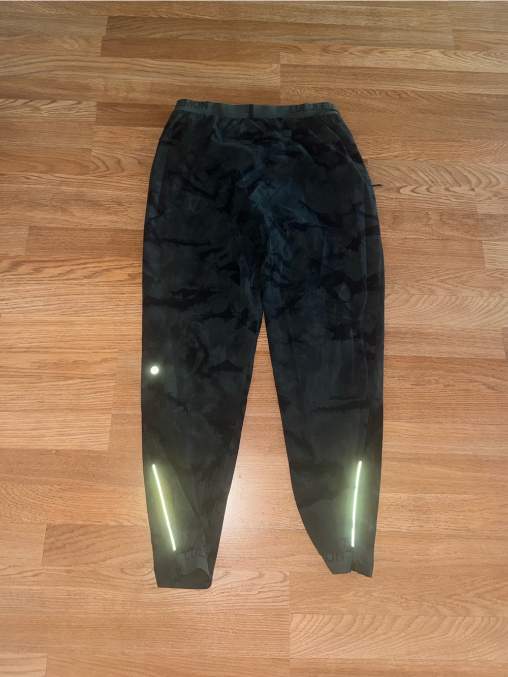 Lululemon Men’s Dark Green Camo Joggers - Picture 2 of 4